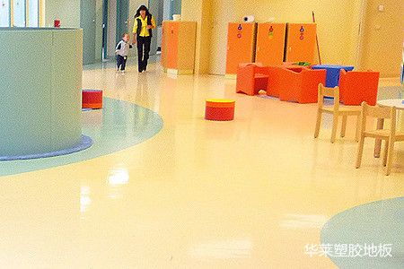 幼儿园地面材料的选择 PVC塑胶地板与实木地板的对比与直销优势